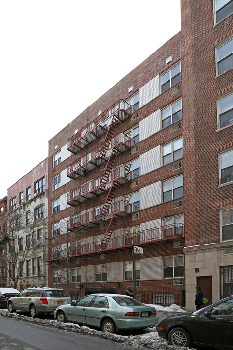 166 W 76th St in New York, NY - Building Photo