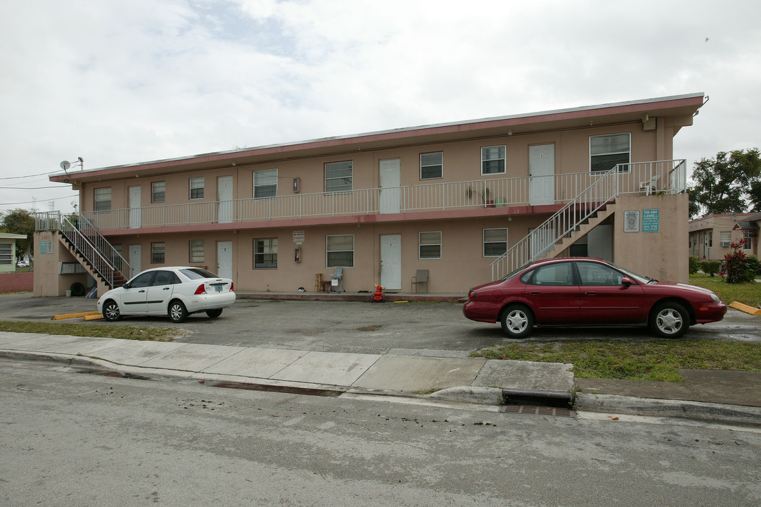 2245-2273 W 4th Ct in Hialeah, FL - Foto de edificio