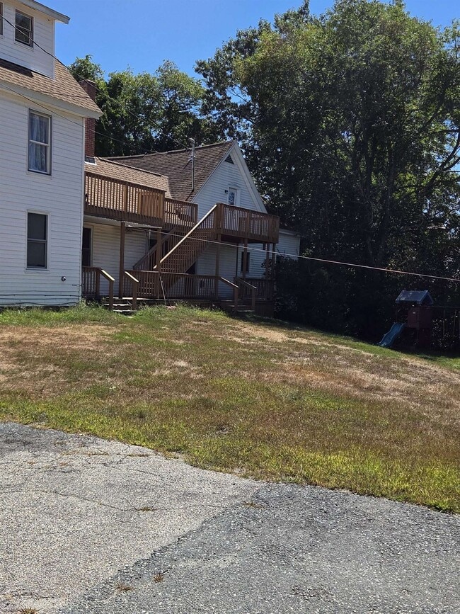 32 Court St in Newport, NH - Building Photo - Building Photo