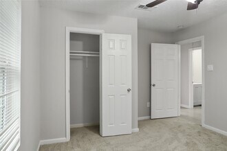 611 93rd St in Houston, TX - Foto de edificio - Building Photo