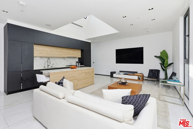 1253 N Sweetzer Ave in West Hollywood, CA - Building Photo - Building Photo