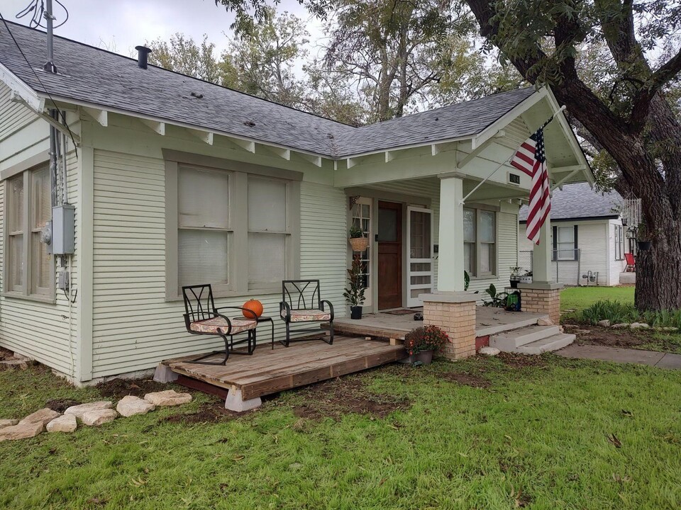 204 E 1st St in Lampasas, TX - Building Photo