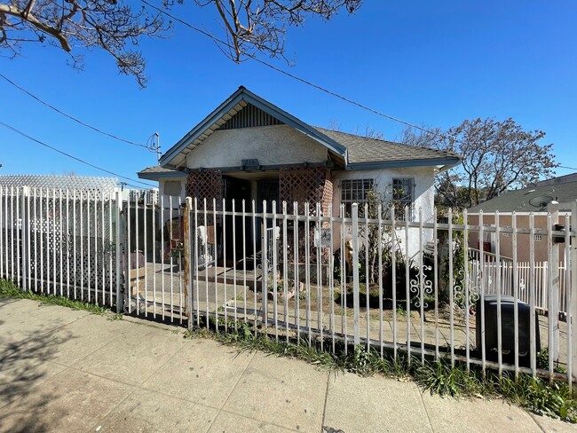 214 N Alvarado St in Los Angeles, CA - Building Photo - Building Photo