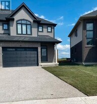 12 Spg Crst Wy in Thorold, ON - Building Photo
