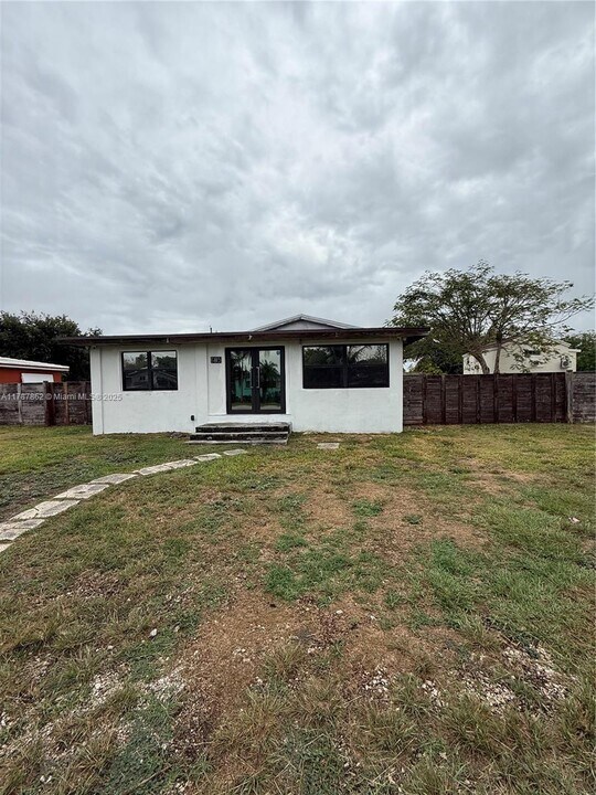 685 NW 14th St in Homestead, FL - Building Photo
