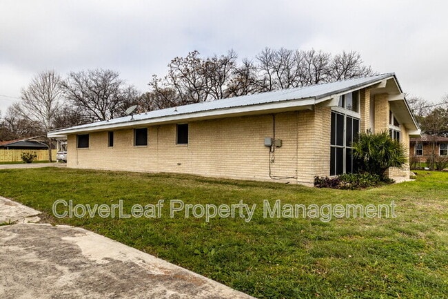 319 Gaiety Ln in San Antonio, TX - Building Photo - Building Photo