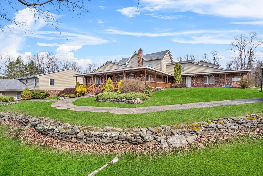 18-18 Willow Way in Rhinebeck, NY - Building Photo