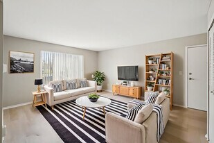 Southpointe Square in Woodhaven, MI - Building Photo