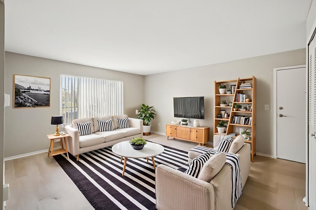 Southpointe Square in Woodhaven, MI - Foto de edificio