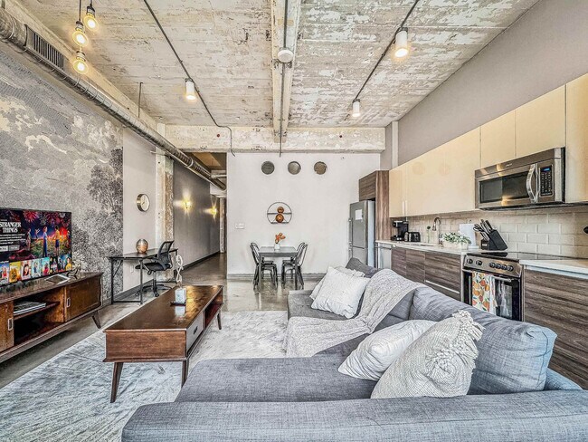 555 Evergreen St in Dallas, TX - Building Photo - Building Photo
