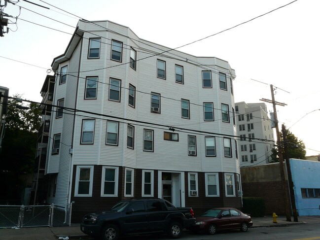 185 Washington Ave in Chelsea, MA - Foto de edificio - Building Photo