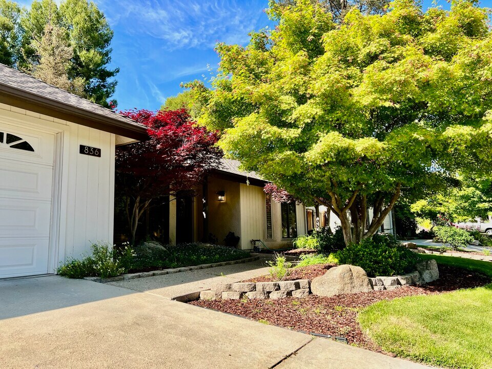 836 E Serena Ave in Fresno, CA - Building Photo