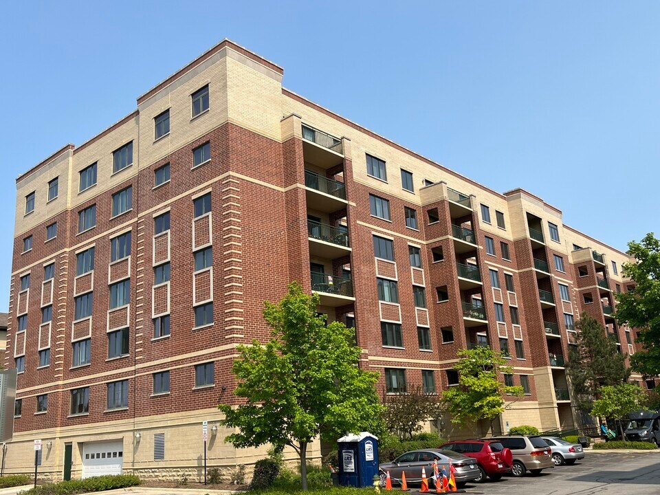 11 S Wille St in Mount Prospect, IL - Building Photo