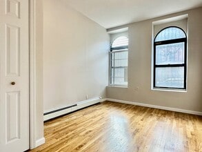 386 Manhattan Ave in New York, NY - Building Photo - Building Photo