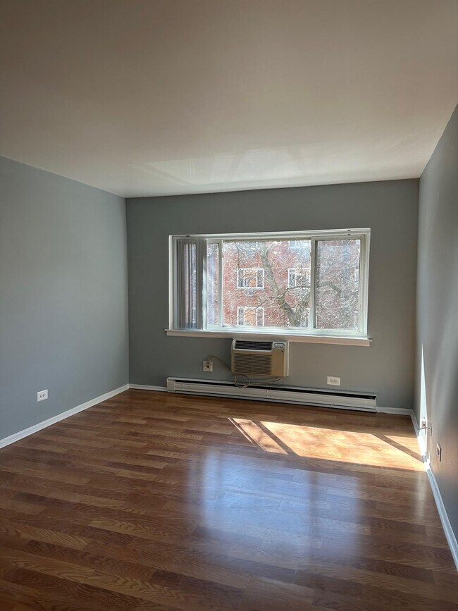 3825 N Pine Grove Ave, Unit TWO BEDROOMS in Chicago, IL - Foto de edificio - Building Photo