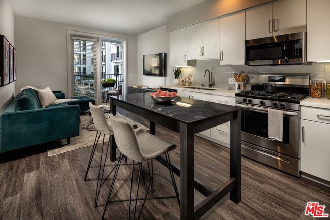 687 S Hobart Blvd in Los Angeles, CA - Foto de edificio - Building Photo