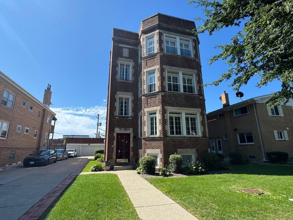 4827 Elm St in Skokie, IL - Foto de edificio