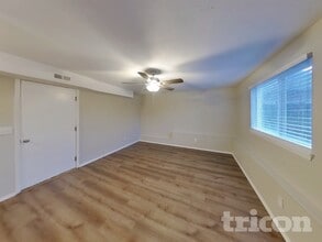 27318 Country Pl NW in Stanwood, WA - Foto de edificio - Building Photo