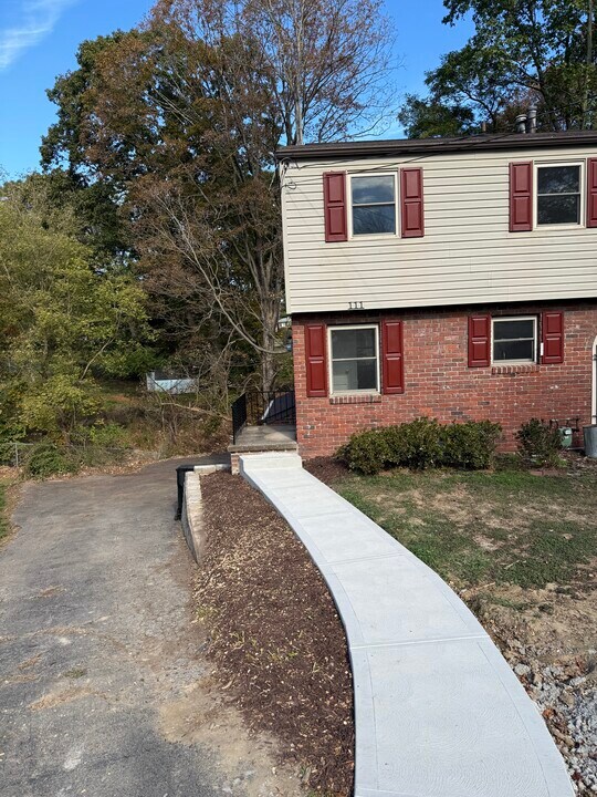 111 Roberts Dr in Moon Township, PA - Building Photo