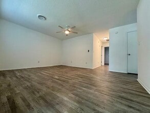 1300 W Rolling Oaks Dr in Rogers, AR - Foto de edificio - Building Photo