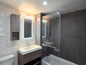 29-19 Newtown Ave in Queens, NY - Building Photo - Building Photo