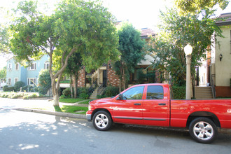 1207 N Columbus Ave in Glendale, CA - Building Photo - Building Photo