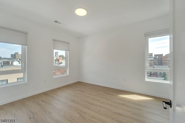 22 Schuyler Pl in Morristown, NJ - Building Photo - Building Photo