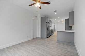 911 8th St in West Palm Beach, FL - Foto de edificio - Building Photo