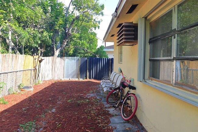 5881 NE 18th Ave, Unit 2 in Fort Lauderdale, FL - Building Photo - Building Photo