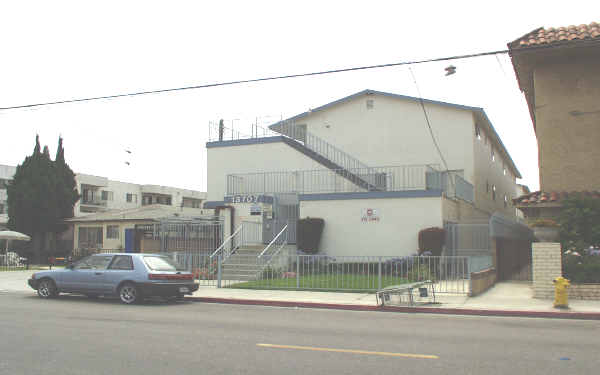 13707 Yukon Ave in Hawthorne, CA - Foto de edificio