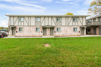 Woodson 24 Units in Overland, MO - Foto de edificio - Building Photo