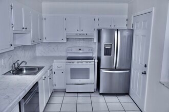 1351 NE 191st St, Unit #E217 in Miami, FL - Foto de edificio - Building Photo