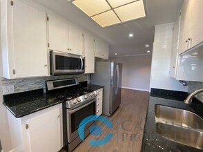 3076 Governor Dr in San Diego, CA - Building Photo - Building Photo