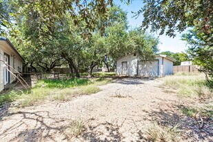 560 Private Rd 1515 in Bandera, TX - Building Photo