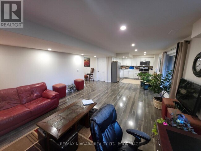 7879 Buckeye Cres in Niagara Falls, ON - Building Photo - Building Photo