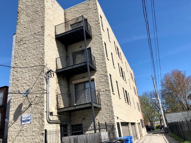 2113 W Gladys Ave, Unit 4S in Chicago, IL - Building Photo - Building Photo