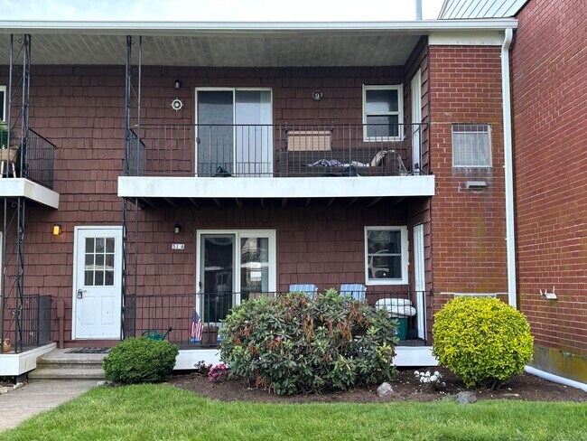 51 E Broadway in Milford, CT - Building Photo - Building Photo