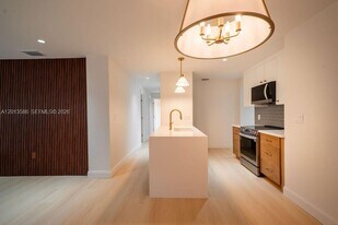 1550 S Greenway Dr in Coral Gables, FL - Building Photo