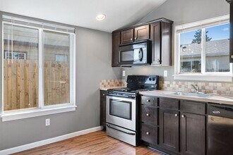 3831 NE 82nd Ave-Unit -Unit B in Portland, OR - Foto de edificio - Building Photo