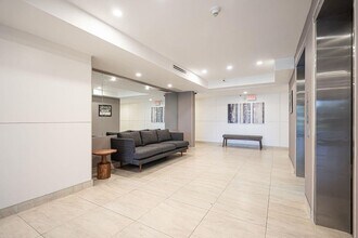 105 Lake Emerald Dr in Oakland Park, FL - Building Photo - Building Photo