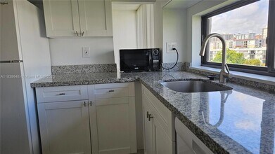17021 N Bay Rd, Unit 710 in Sunny Isles Beach, FL - Building Photo - Building Photo