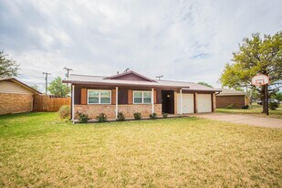 1407 Elkhart Ave in Lubbock, TX - Building Photo