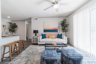 200 Hollow Tree Ln in Houston, TX - Building Photo