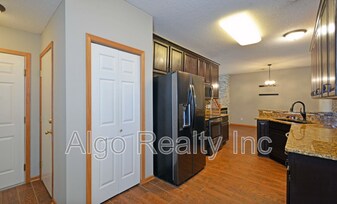 11231 204th St W in Lakeville, MN - Building Photo