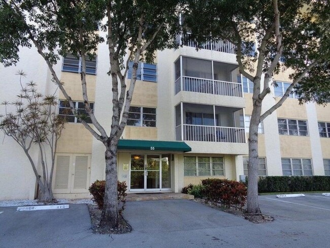 55 SW 2nd Ave in Boca Raton, FL - Foto de edificio - Building Photo