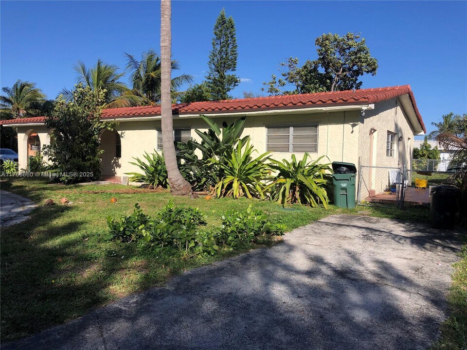 11931 NE 12th Ave in Biscayne Park, FL - Building Photo