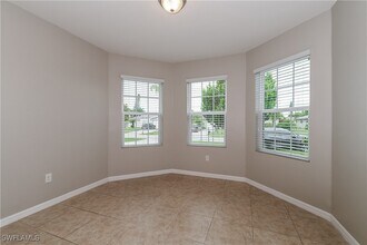 1210 SE 33rd Terrace in Cape Coral, FL - Foto de edificio - Building Photo