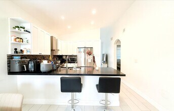 18702 SW 27th St in Miramar, FL - Foto de edificio - Building Photo