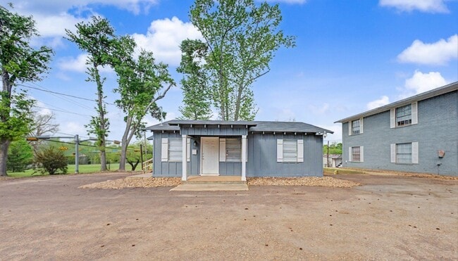 310 Powers St in Nacogdoches, TX - Foto de edificio - Building Photo
