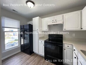 9035 J M Keynes Dr in Charlotte, NC - Building Photo - Building Photo
